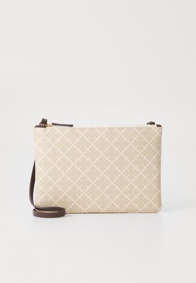Pochette beige avec un motif géométrique, dotée d'une fermeture éclair et d'une sangle brune. Fabriquée en matériau structuré avec une texture lisse.