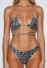 Zwart-wit luipaardprint bikini met een halternekontwerp, voorzien van gerimpelde cups en kruislings straps op de boven- en onderkant.