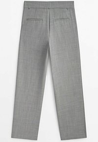 Pantalon gris clair avec un motif en chevrons, coupe droite, deux poches arrière et passants de ceinture étroits. Tissu à texture lisse.