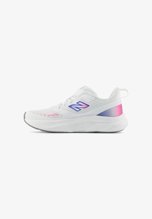 Scarpa da ginnastica bianca con tomaia in mesh, logo "N" sfumato blu e rosa, cinturino con velcro e suola spessa e ammortizzata vista di lato.