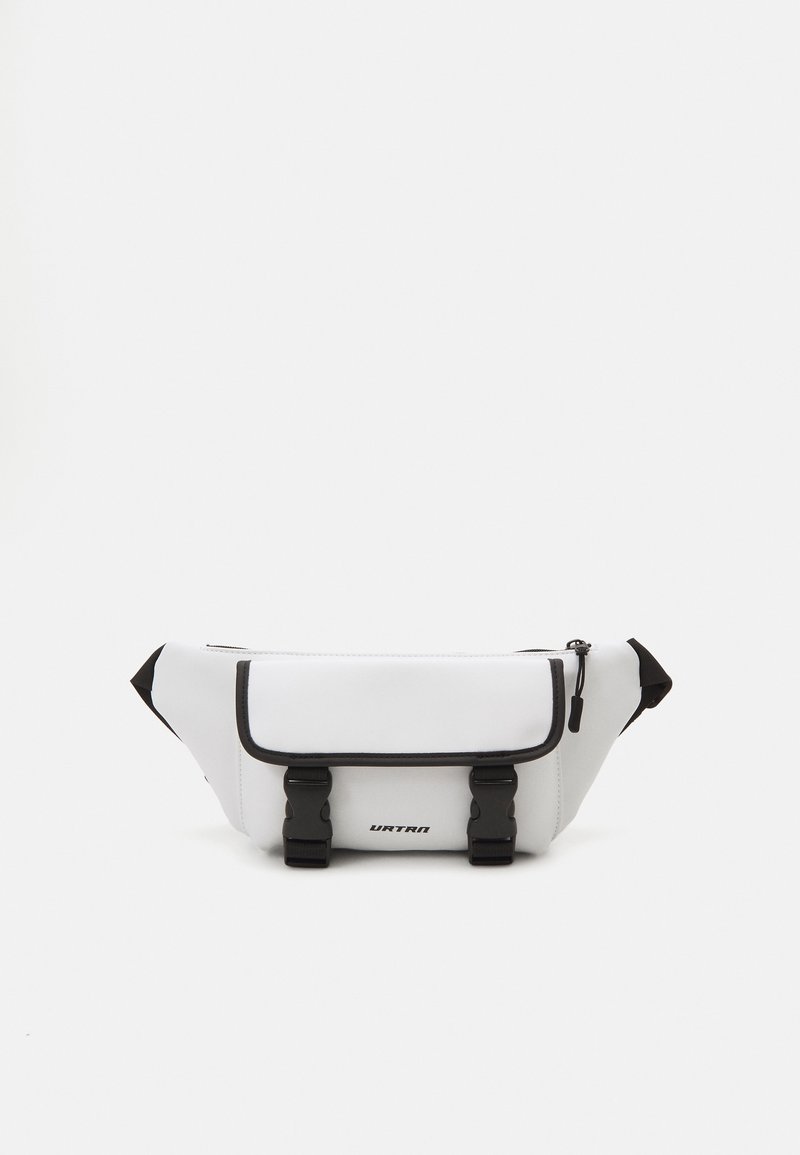 Sac banane blanc avec bordure noire, deux fermetures à boucle à l'avant et une fermeture éclair sur le dessus, avec un petit logo de marque sur la poche avant.