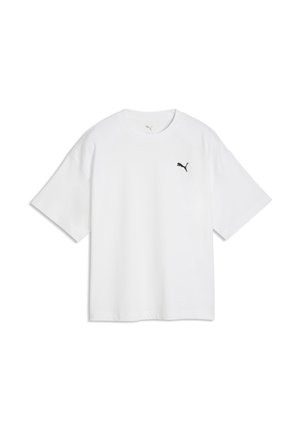 Prosty biały t-shirt z krótkim rękawem, okrągłym dekoltem i małym czarnym logo Puma na lewej piersi.
