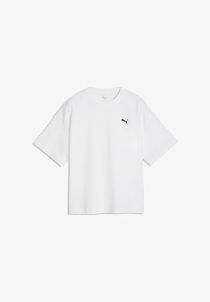 Enkelt hvid T-shirt med korte ærmer, rund hals og lille sort Puma-logo på venstre bryst.