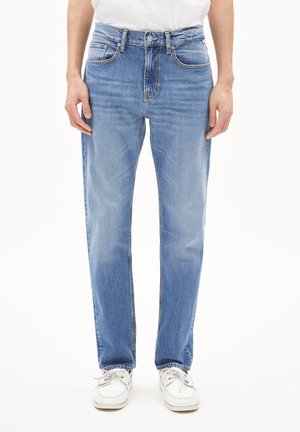 Lichtblauwe denim jeans met een recht pijp ontwerp, voorzien van een klassieke vijf-pocketstijl, ritsopening en subtiele vervaging op de stof.