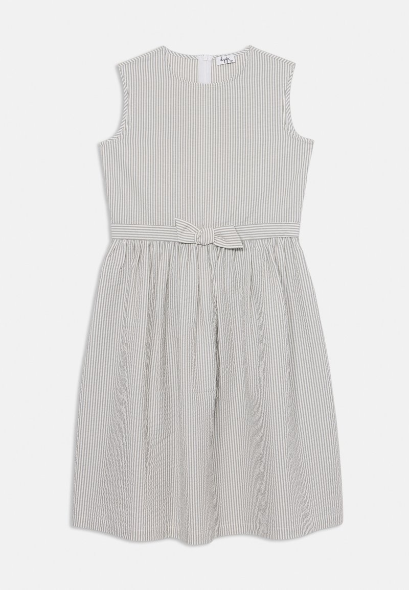 Vestido riscado em cinza claro e branco. Design sem mangas com corpete ajustado, cintura cinturada e saia larga com textura subtil.