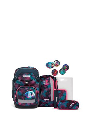 Schulranzen-Set mit Rucksack, Lunchbag, Federmäppchen, Ordner und runden Meerjungfrauen-Ansteckern in dunkelblauem und rosa Blumenmuster.