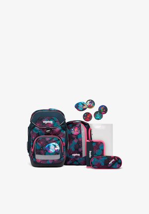 Schulranzen-Set mit Rucksack, Lunchbag, Federmäppchen, Ordner und runden Meerjungfrauen-Ansteckern in dunkelblauem und rosa Blumenmuster.