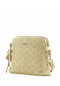 Geweven beige crossbody tas met een gestructureerd oppervlak, voorzien van een gouden rits, leren afwerking en een afneembare schouderriem voor een verstelbare lengte.
