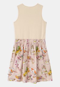 Sukienka bez rękawów z beżową ribowana górą i marszczonym dołem, zdobiona kolorowymi lodami na patyku oraz kwiecistym wzorem na jasnoróżowym tle.
