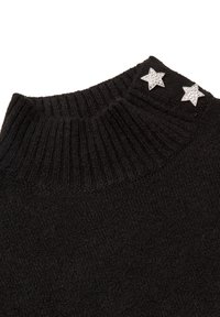 Maglione nero lavorato a maglia con colletto a coste e due decorazioni a forma di stella argentata su una spalla. Texture morbida e design aderente.