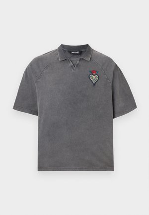 Harmaa lyhythihainen poolopaita, jossa on vasemmalla rinnalla pieni kirjailtu sydän- ja kukkakuosi sekä hienovarainen pesty tekstuuri.