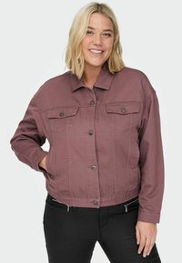 Burgundska denim jakna s ovratnikom, sprednjimi žepi in pritisnimi gumbi; ima krajšan kroj in teksturirano tkanino.
