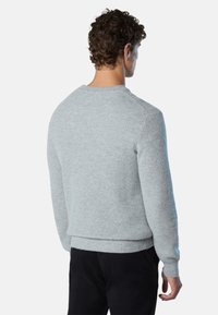 Hellgrauer strukturierter Pullover mit rundem Ausschnitt, gerippten Bündchen und Saum, der ein einfaches Strickmuster und eine lockere Passform aufweist.