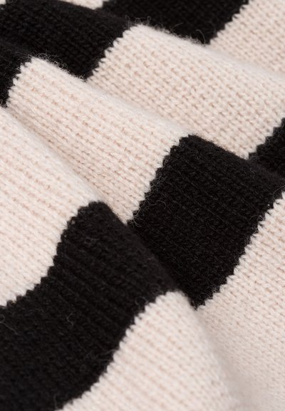 Tessuto a maglia a strisce nere e crema con una consistenza morbida, caratterizzato da strisce larghe alternate di larghezza uguale.
