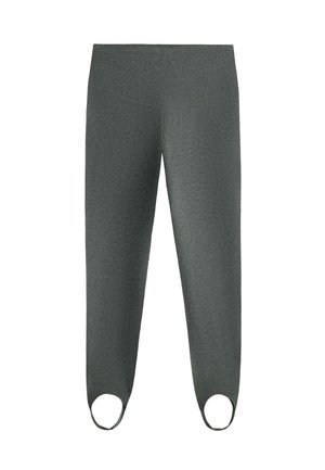 Femme en sweat à capuche gris, brassière de sport blanche, leggings gris foncé et baskets blanches, tenant un sac noir avec une bouteille d'eau, portant une casquette blanche.