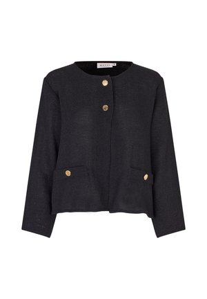 Czarna dzianinowa kurtka z okrągłym dekoltem, złotymi guzikami z przodu, dwoma naszywanymi kieszeniami i długimi rękawami, wykonana z teksturowanej tkaniny.