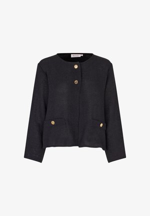 Czarna dzianinowa kurtka z okrągłym dekoltem, złotymi guzikami z przodu, dwoma naszywanymi kieszeniami i długimi rękawami, wykonana z teksturowanej tkaniny.