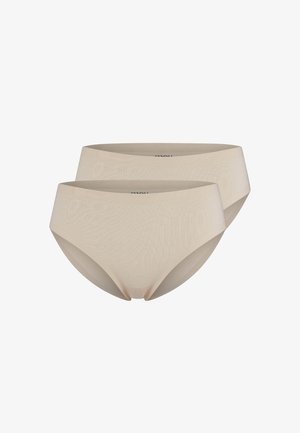 Due slip donna beige senza cuciture a vita alta impilati, design semplice, tessuto liscio, senza loghi visibili, isolati su sfondo bianco.