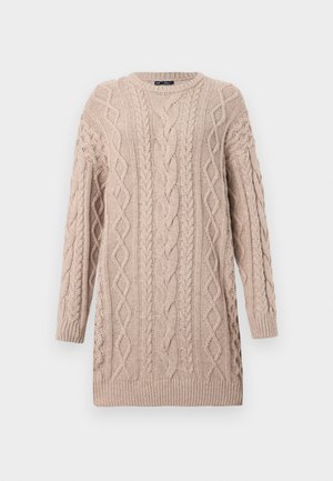 Gebreide kabeltrui in een zachte beige kleur, met lange mouwen en een ronde hals. Gestructureerde patronen langs het lichaam en de mouwen.