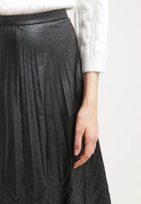 Banana Republic Plisovaná sukně - black