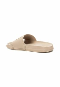 Sandalias deslizantes de tono claro con un diseño texturizado, punta abierta y forma minimalista; fabricadas con material duradero y flexible.