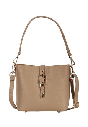Beige Lederhandtasche mit einer vorderen Schnalle, kurzem Griff, abnehmbarem langen Riemen und einem kleinen italienischen Flaggen-Anhänger an der Seite.