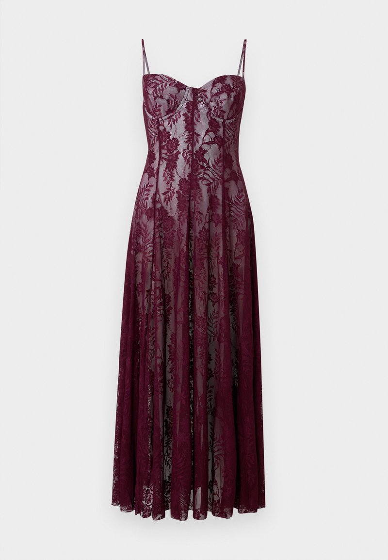 Robe longue en dentelle bordeaux avec un corsage cintré, des bretelles fines réglables, des motifs floraux et une jupe fluide transparente.