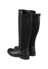 Schwarze kniehohe Stiefel aus glattem Leder und elastischem Stoff, mit einer runden Zehenpartie, flacher Sohle und minimalen Hardwaredetails.