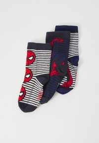 Tre par barnesokker med Spiderman-design, med røde, marineblå og hvite striper på en lys bakgrunn.