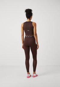 adidas Performance TECHFIT brązowy