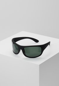 Ochelari de soare sport negri cu lentile verzi, design wraparound și finisaj mat. Dispune de o ramă ușoară pentru confort.