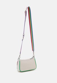 Borsa a tracolla in materiale bianco texturizzato con dettagli verdi, adornata con una tracolla regolabile a strisce multicolori e hardware in argento.