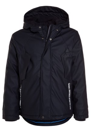 Giacca invernale con cappuccio di colore blu scuro, con cerniera frontale e bottoni a pressione, tasche frontali inclinate e testo stampato sui lati inferiori.