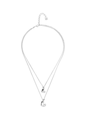 Collar de cadena de plata de doble capa con dos colgantes huecos en forma de corazón, uno más pequeño encima de otro más grande, y cierre ajustable.
