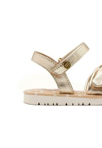 Sandali metallici oro con due cinghie regolabili, una soletta imbottita con motivi a stella e una suola in gomma bianca.