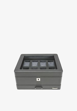Boîte à montres en cuir gris avec un couvercle en verre, comportant six compartiments, un intérieur en velours noir, des accessoires en argent, et un tiroir à la base.