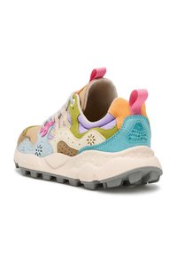 Bunte Sneakers mit einer Mischung aus Wildleder, Netzstoff und Gummi. Auffällige Details sind der gepolsterte Kragen, kontrastierende Schnürsenkel und strukturierte Akzente.