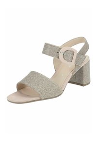 Sandal glitternato oro con una larga fascia anteriore, cinturino alla caviglia regolabile con una fibbia tonda e un tacco a blocco con superficie testurizzata.