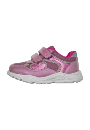 Rosenrote Sportschuhe mit metallischer Oberfläche, verstellbaren Riemen, Herz-Akzent und einer weißen Gummisohle. Strukturierter Stoff und silberne Verzierungen.