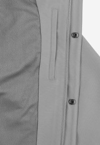 Szara kurtka z teksturowanym panelem z siateczki, gładką tkaniną, widocznym zatrzaskiem i zamkiem błyskawicznym, zaprojektowana z linią sylwetki.