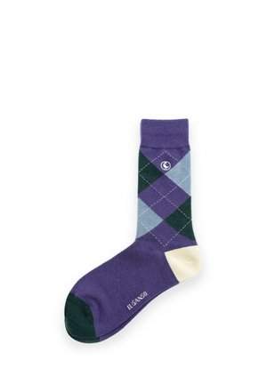 Un calcetín morado único con patrón de rombos en azul claro, verde oscuro y púrpura, talón color crema, punta verde oscuro y "ELGANSO" impreso cerca de la punta.
