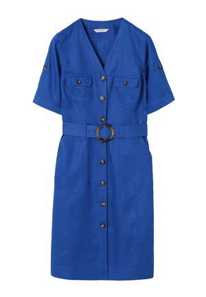 Blå kjole med korte ærmer og knapper, V-hals, brystlommer, talje med bælte og rund spænde samt midtlangt skørt.
