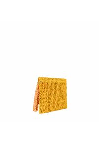 Bolso de mano tejido amarillo con un patrón texturizado y una correa rosa desmontable. El cierre de cremallera está realzado con un color contrastante.