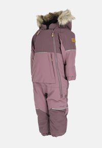Roze geïsoleerde sneeuwpak met een met bont afgewerkt kap, volledige rits aan de voorkant en reflecterende accenten. Beschikt over elastische manchetten en verstevigde knieën.