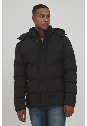 Sort pufferjakke med lynlås og knaplukning, hætte og frontlommer. Har en quilted tekstur og en slim fit design.