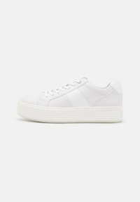 Vita lädersneakers med en slät yta, platta snören och en något upphöjd gummisula. Sidan har en minimal design med ränder.