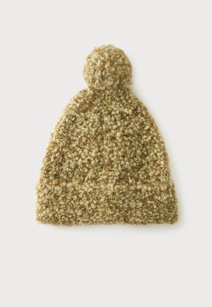 Bonnet d'hiver tricoté doux de couleur fauve avec un pompon sur le dessus, présentant un motif de fil texturé bouclé.