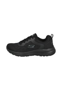 Zapatilla deportiva negra hecha de malla y material sintético. Presenta un diseño texturizado, una suela acolchada y cordones para un ajuste seguro.