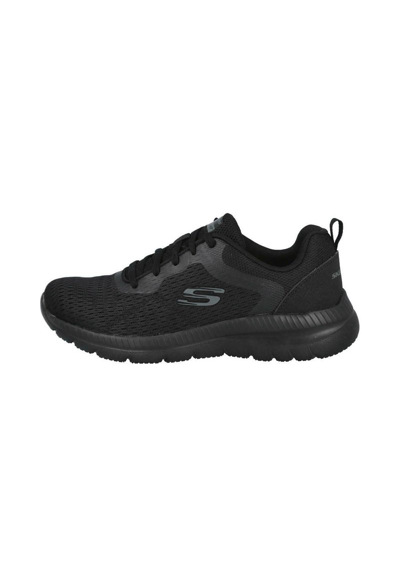Zapatilla deportiva negra hecha de malla y material sintético. Presenta un diseño texturizado, una suela acolchada y cordones para un ajuste seguro.