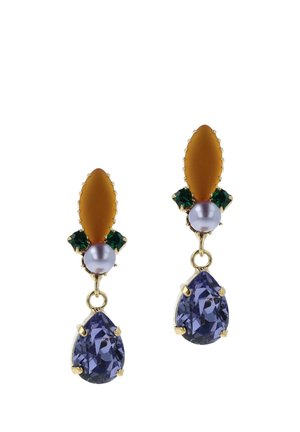 Goudkleurige oorbellen met een glad oranje accent, groene kristallen, een paarse parel en druppelvormige paarse edelstenen.